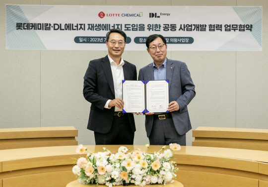 이정욱(왼쪽부터) DL에너지 대표와 이영준 롯데케미칼 첨단소재사업 대표가 17일 경기 의왕사업장에서 국내 재생에너지 도입을 위한 '재생에너지 발전사업 공동개발 업무협약'을 체결한 후 기념 촬영을 하고 있다. 롯데케미칼 제공.